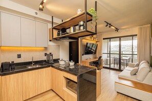 Refrigerador, microondas, placa de cocina, utensilios de cocina