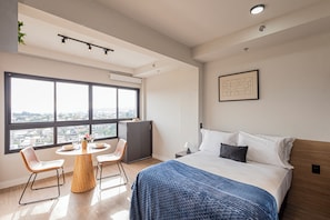 Espacio para trabajar con laptop y wifi gratis 