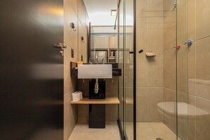 Superior Studio, City View | Bathroom | Hair dryer, towels, soap, shampoo - Sky Design Residence  (Barueri)
