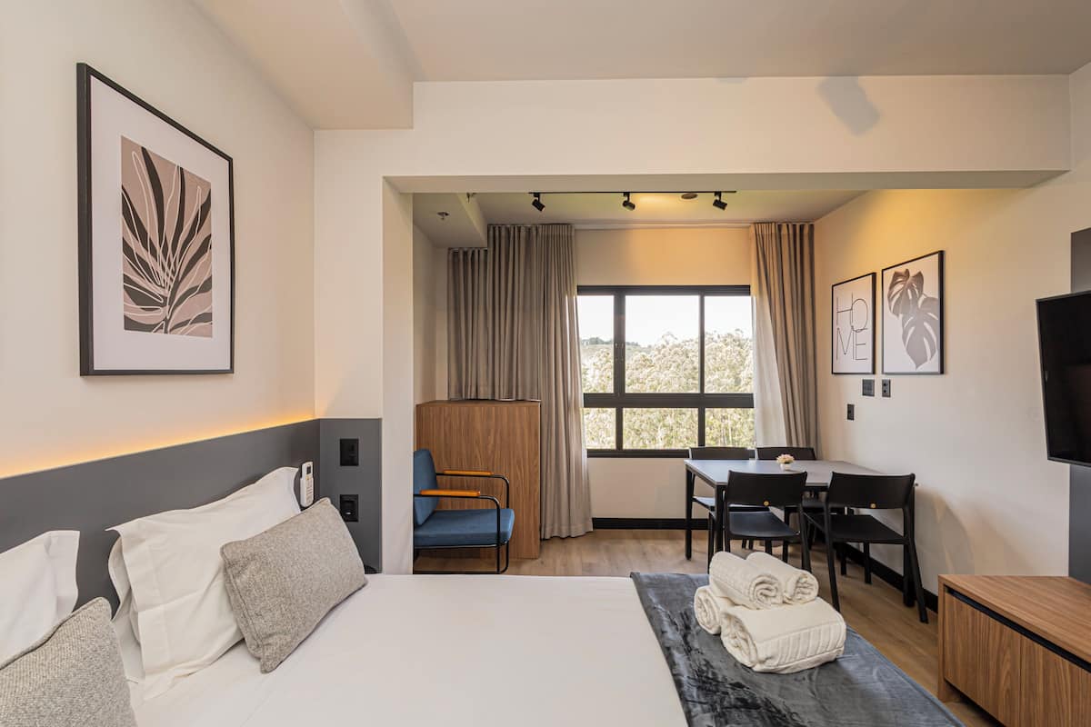 Laptop workspace, WiFi (free), bed sheets