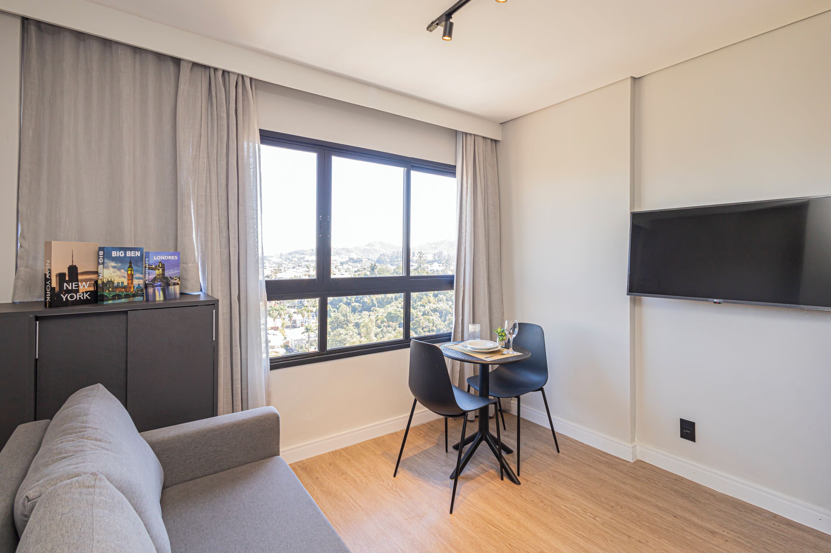 Estudio Deluxe, vista a la ciudad | Área de sala de estar | Smart TV de 42 pulgadas con canales digitales 