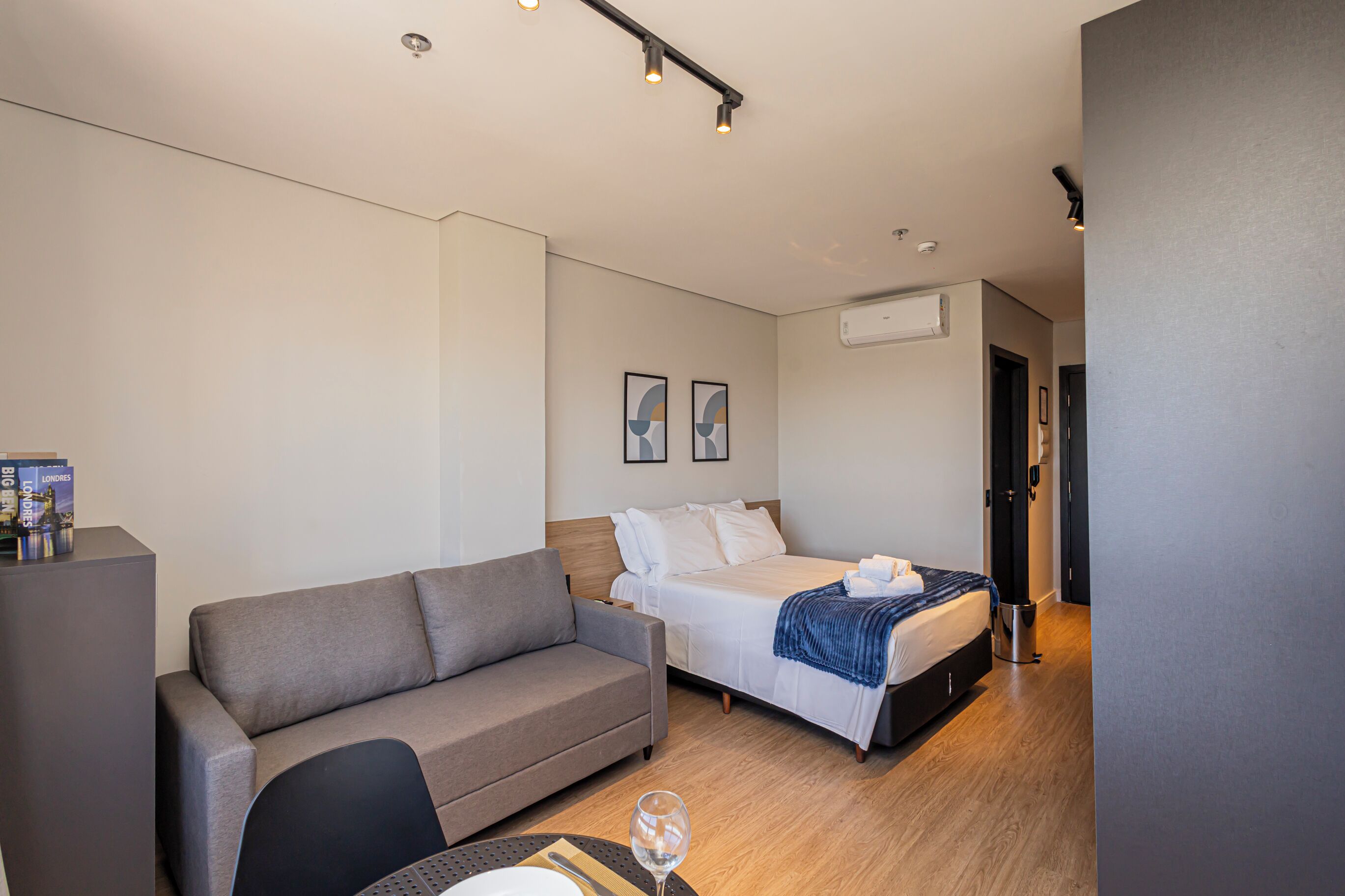Estudio Deluxe, vista a la ciudad | Espacio para trabajar con laptop, wifi gratis y ropa de cama 