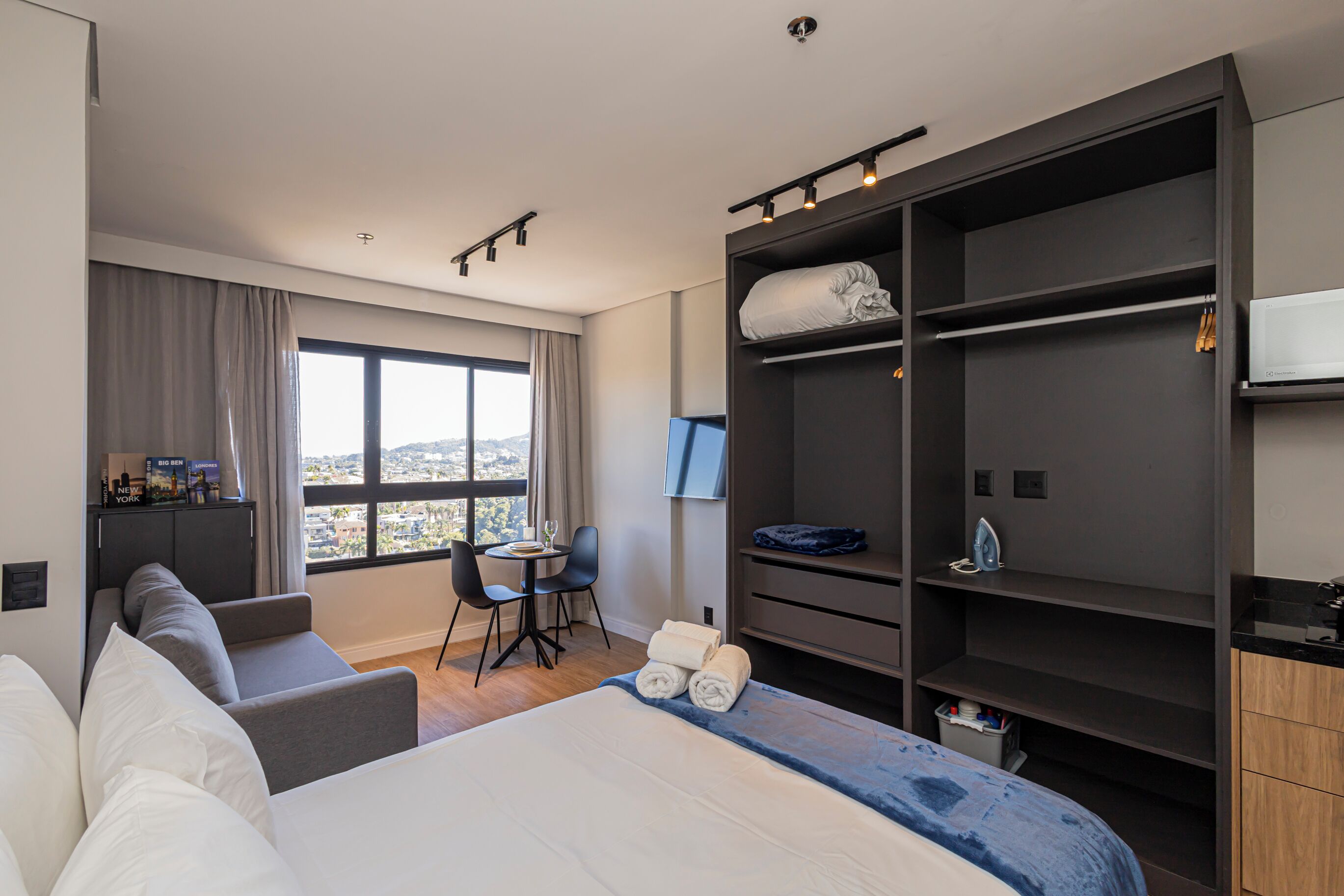Espacio para trabajar con laptop, wifi gratis y ropa de cama 