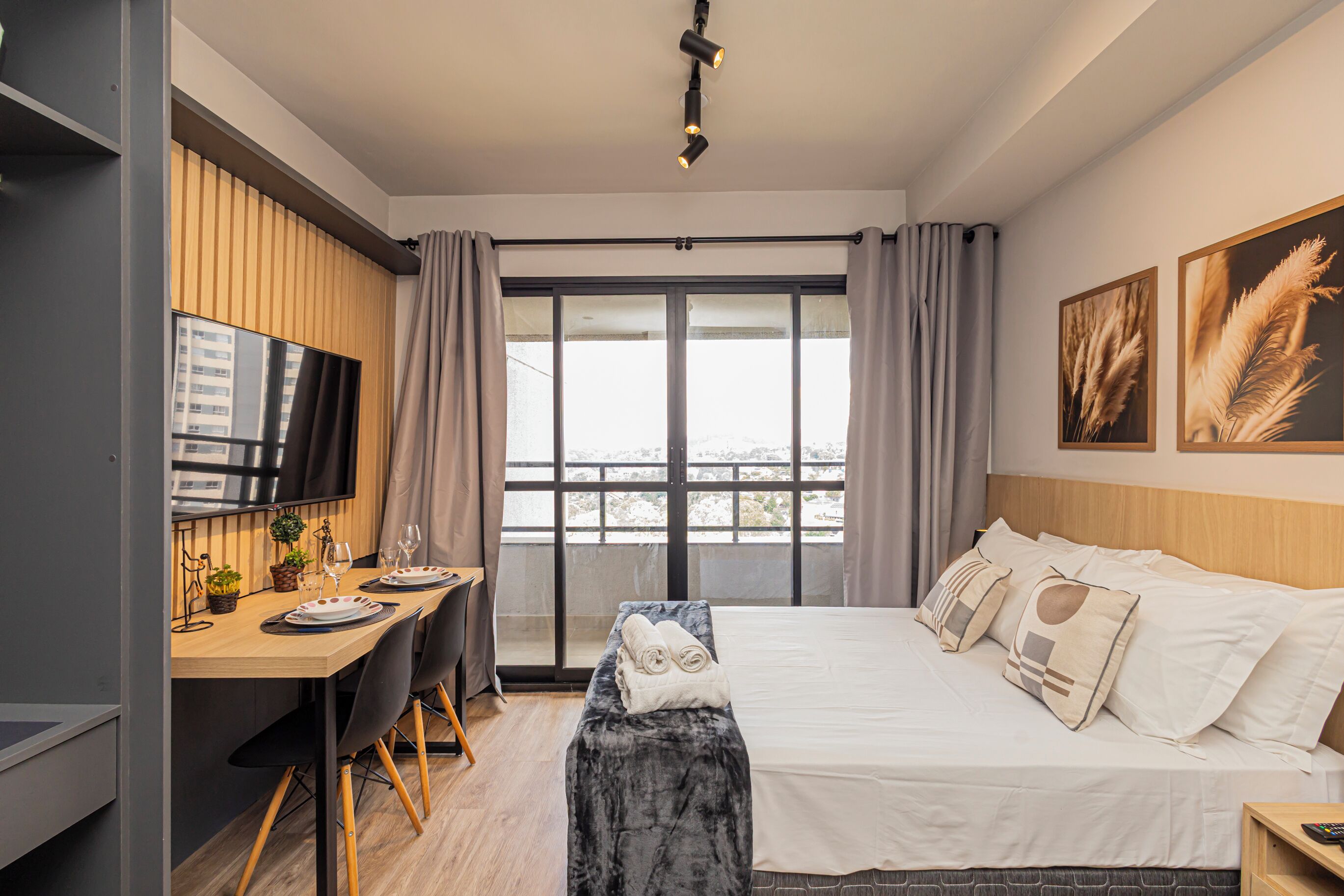 Family Studio | Laptop workspace, free WiFi