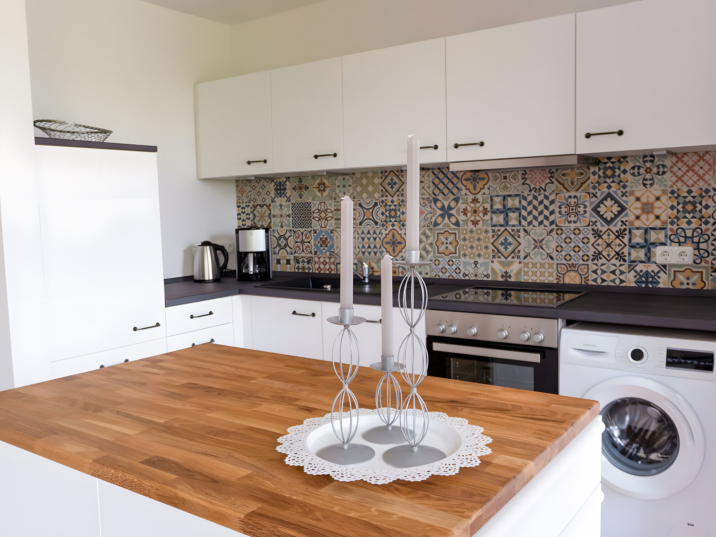 Réfrigérateur, four à micro-ondes, un four, surface de cuisson