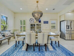Dining - Fabulous 3-bedroom house with AC on Lake LBJ (Sunrise Beach Village)