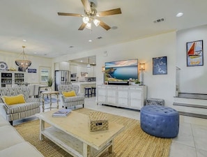Living area - Fabulous 3-bedroom house with AC on Lake LBJ (Sunrise Beach Village)