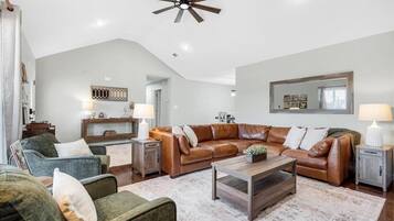 TV connectée, livres, médiathèque, chaîne hi-fi