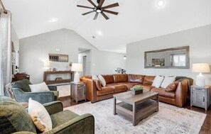 TV connectée, livres, médiathèque, chaîne hi-fi