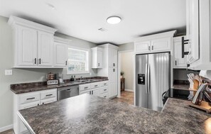 Kjøleskap, mikrobølgeovn, ovn og kokeplater