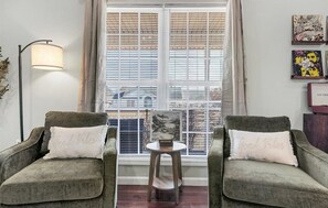 Smart-TV, bøker, musikkbibliotek og stereoanlegg