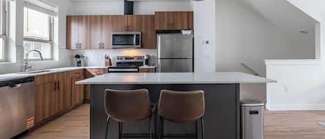 Réfrigérateur, tables à manger