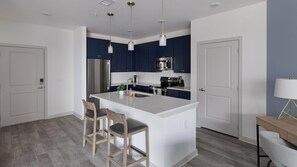 Réfrigérateur, tables à manger