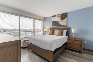 Työpöytä, silitysrauta/-lauta, Wi-Fi, vuodevaatteet