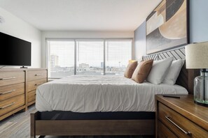 Een bureau, een strijkplank/strijkijzer, wifi, beddengoed