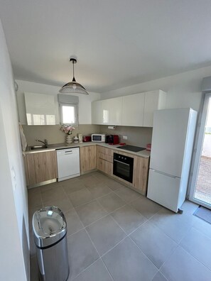 Fridge, microwave, oven, stovetop - Apartment with private garden and terraced pool, Cogolin town center (Cogolin)