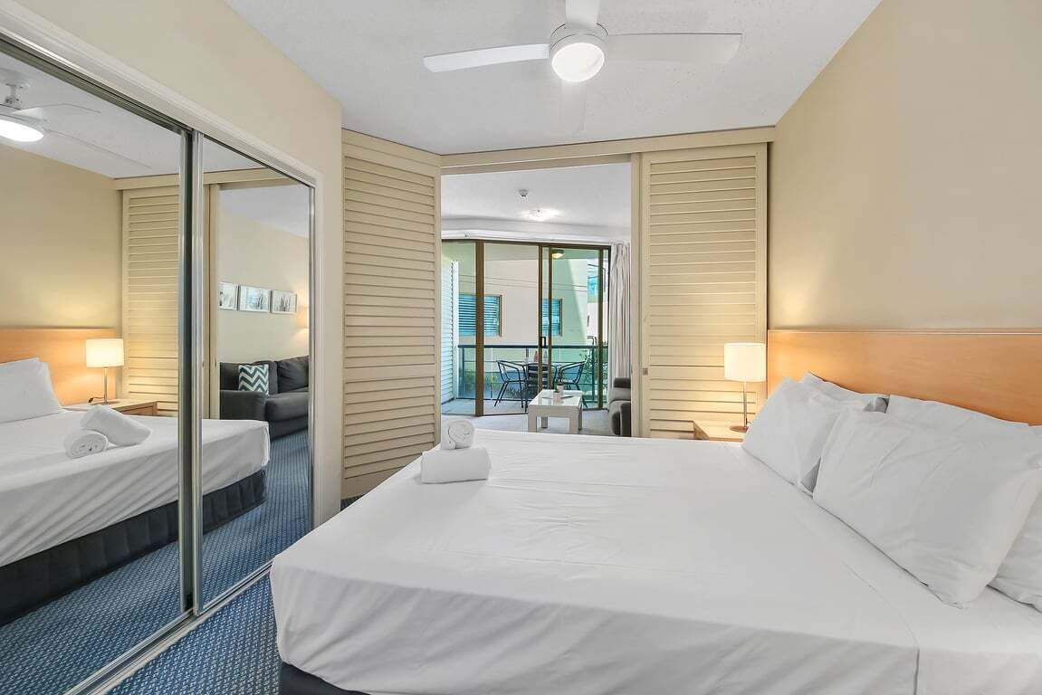 Iron/ironing board, bed sheets