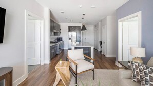 Eine moderne Wohnung mit Küche, Essbereich und Wohnzimmer.