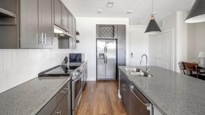 Jääkaappi, ruokailupöytä