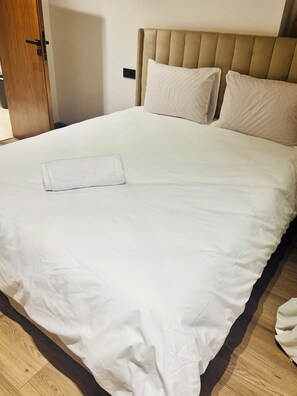 Iron/ironing board, WiFi, bed sheets - Lunaria - Bright Studio with Modern Design & Easy Access to Public Transport (Dar-el-Beida)