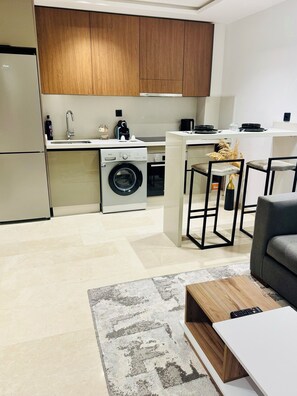 Private kitchen - Lunaria - Bright Studio with Modern Design & Easy Access to Public Transport (Dar-el-Beida)