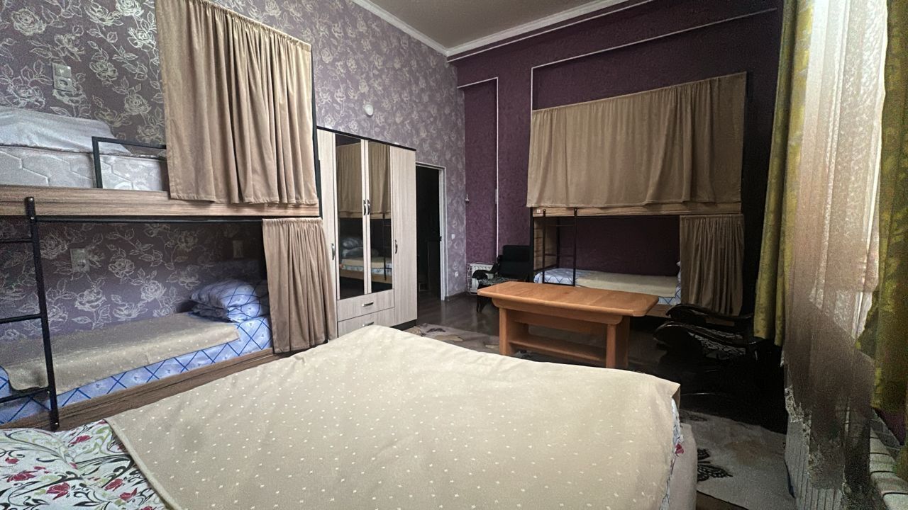 Escritorio, tabla de planchar con plancha y wifi gratis 