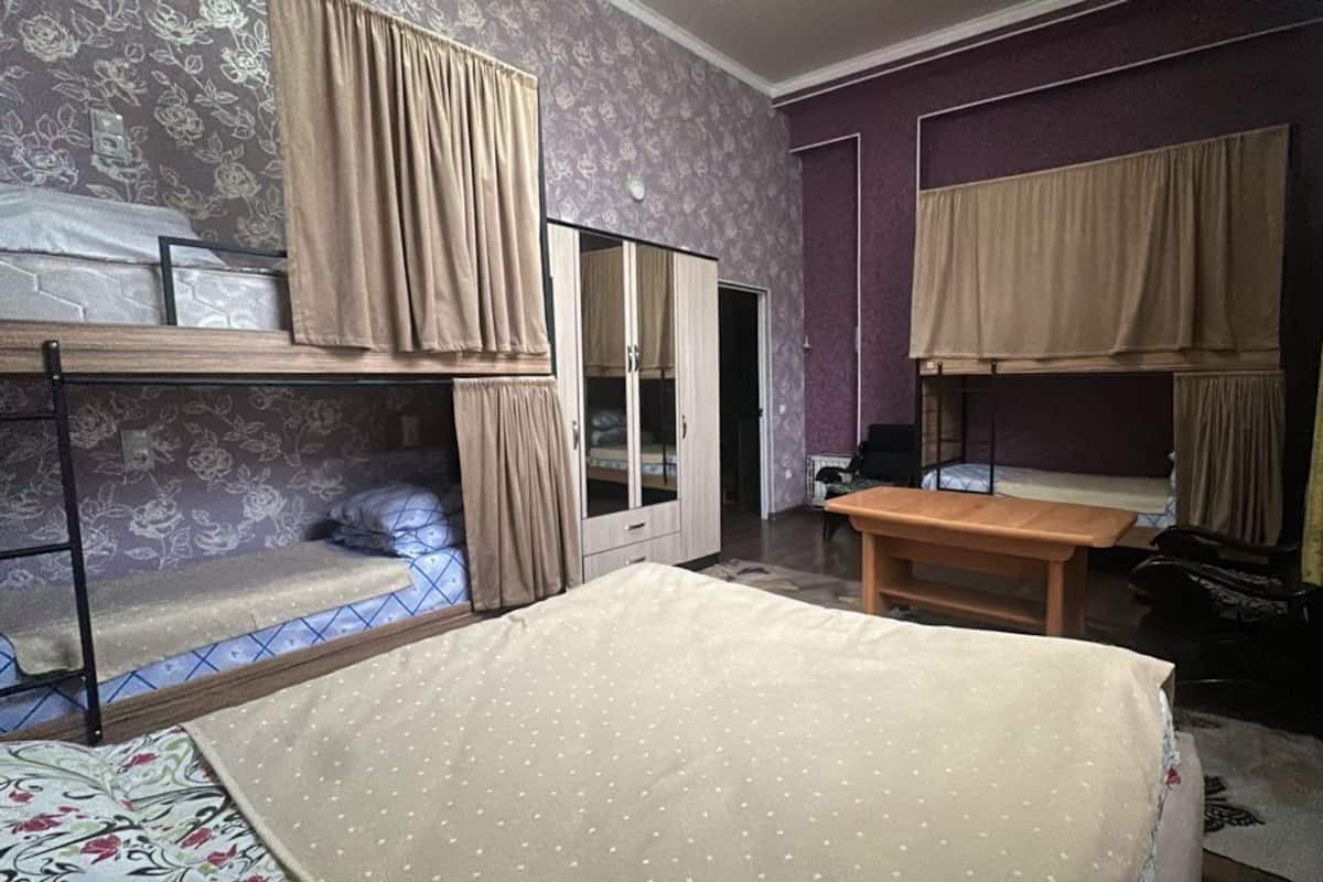 Escritorio, tabla de planchar con plancha y wifi gratis