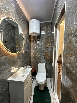 Luxury Double or Twin Room | Bathroom - IT Hub Homestay (Bishkek)