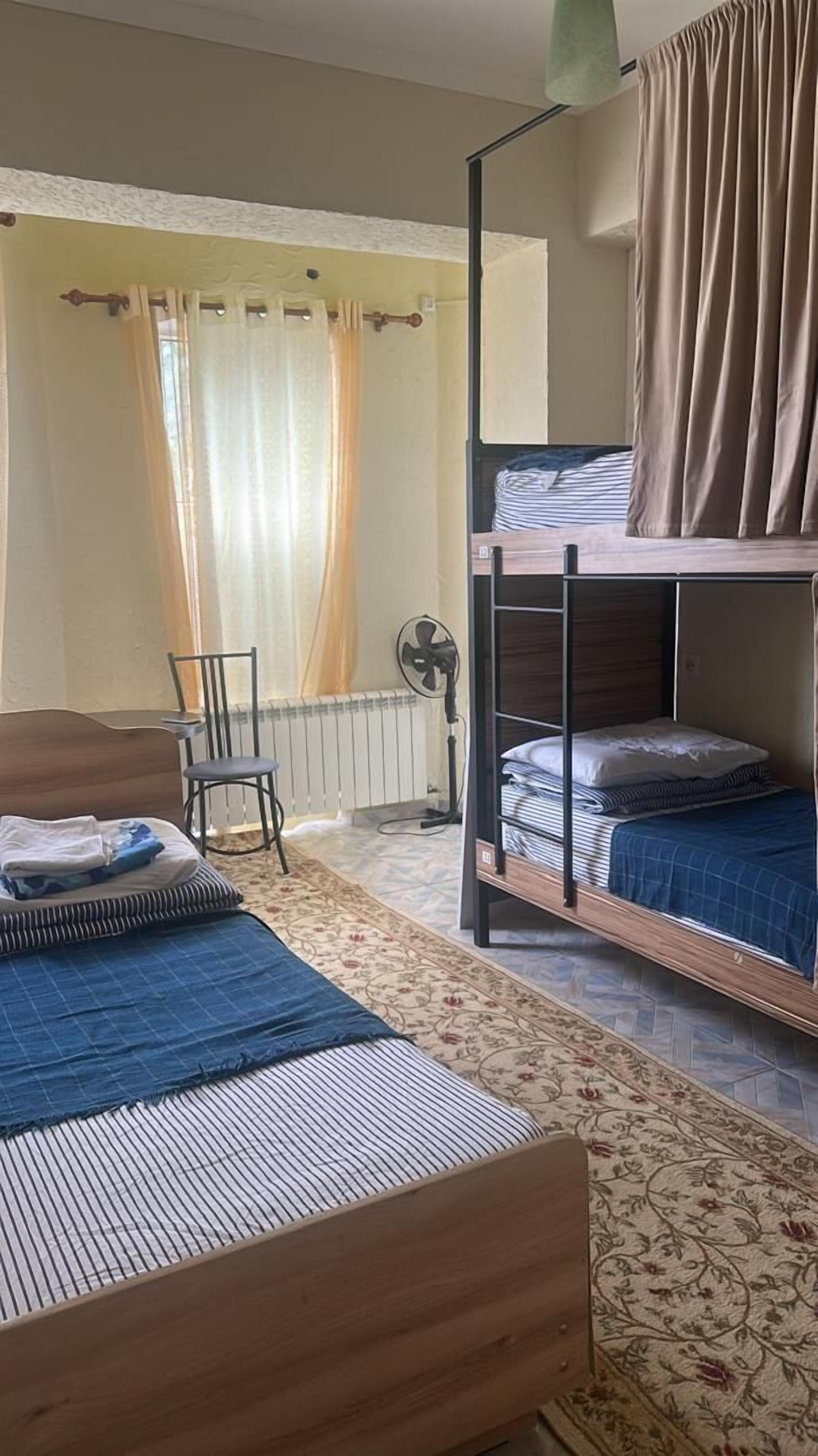 Escritorio, tabla de planchar con plancha y wifi gratis 