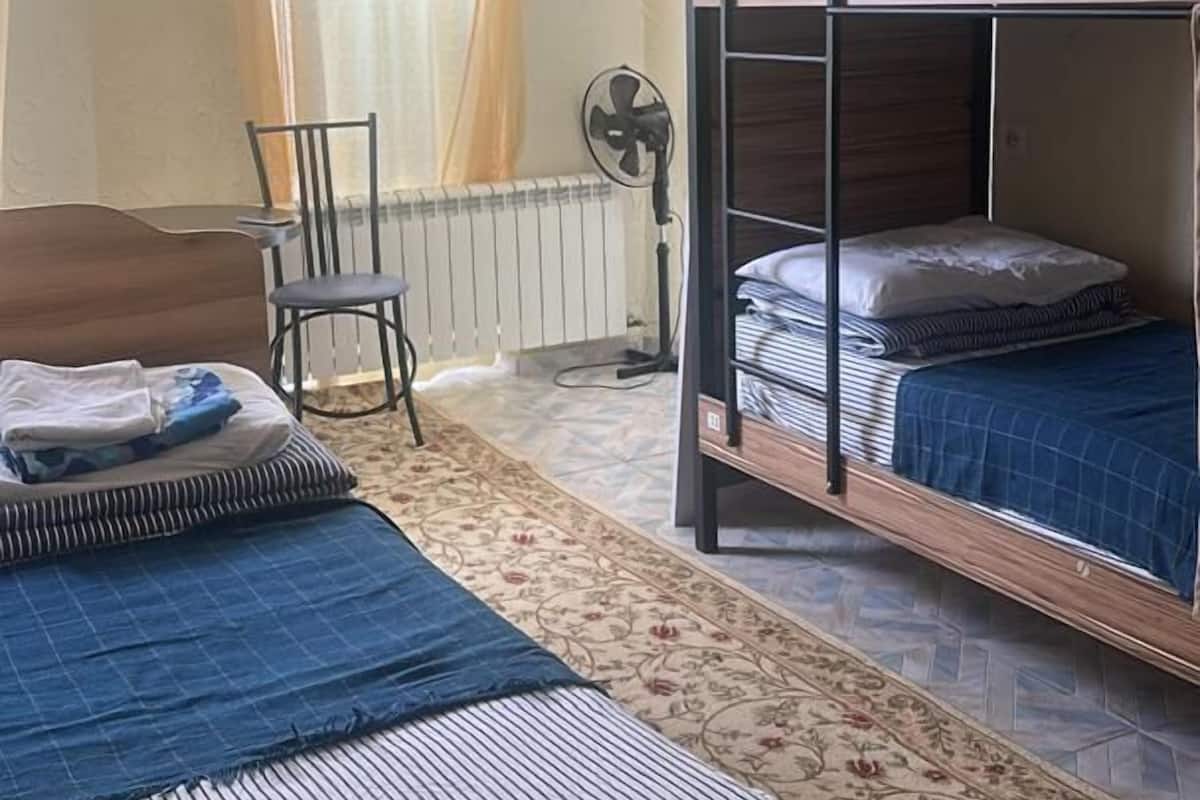 Escritorio, tabla de planchar con plancha y wifi gratis