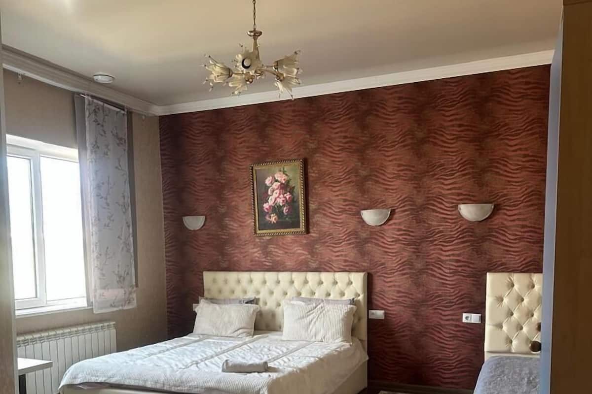 Escritorio, tabla de planchar con plancha y wifi gratis