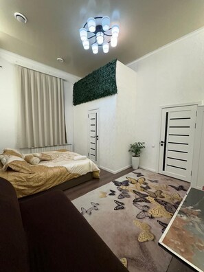 Escritorio, tabla de planchar con plancha y wifi gratis 