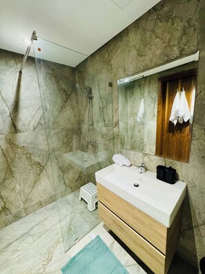 Shower, hair dryer, towels, soap - Malena Escape - Comfort & Serenity for an Unforgettable Visit close to M Stadium (Dar-el-Beida)