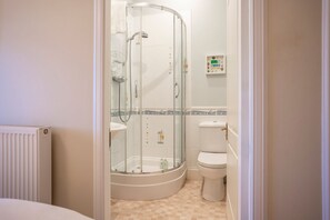 Douche, sèche-cheveux, serviettes fournies, savon