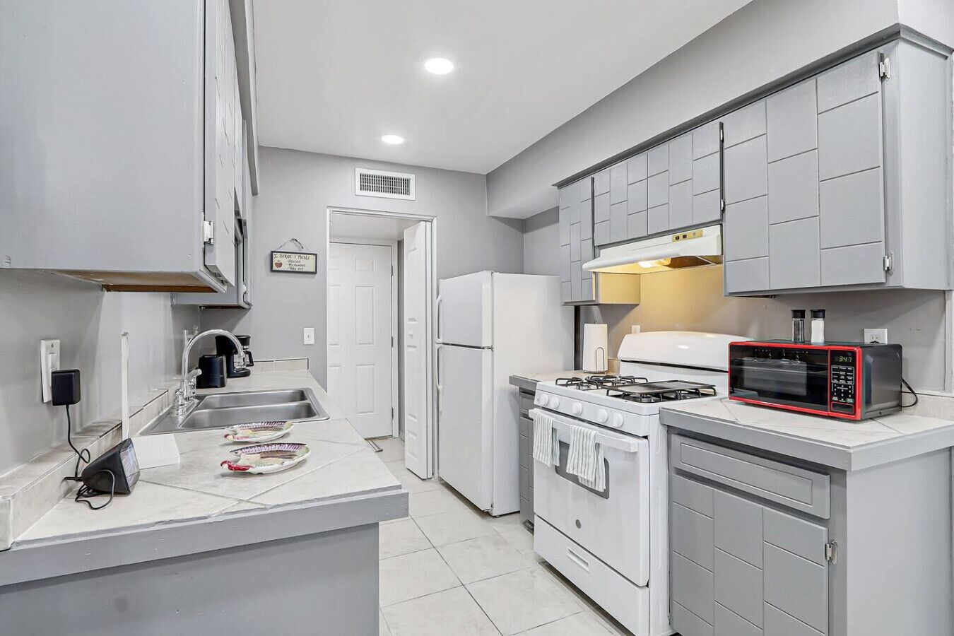 冷蔵庫、電子レンジ、コンロ、コーヒー / ティーメーカー