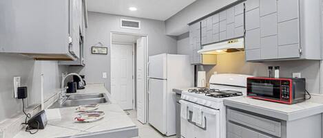 Réfrigérateur, micro-ondes, plaque de cuisson, cafetière/bouilloire