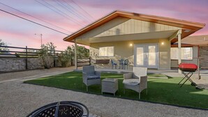 A covered outdoor patio with seating, a barbecue grill, and a well-maintained lawn. - Casa Zen Retreat •Great Backyard• Near I-10 & Loop (El Paso)