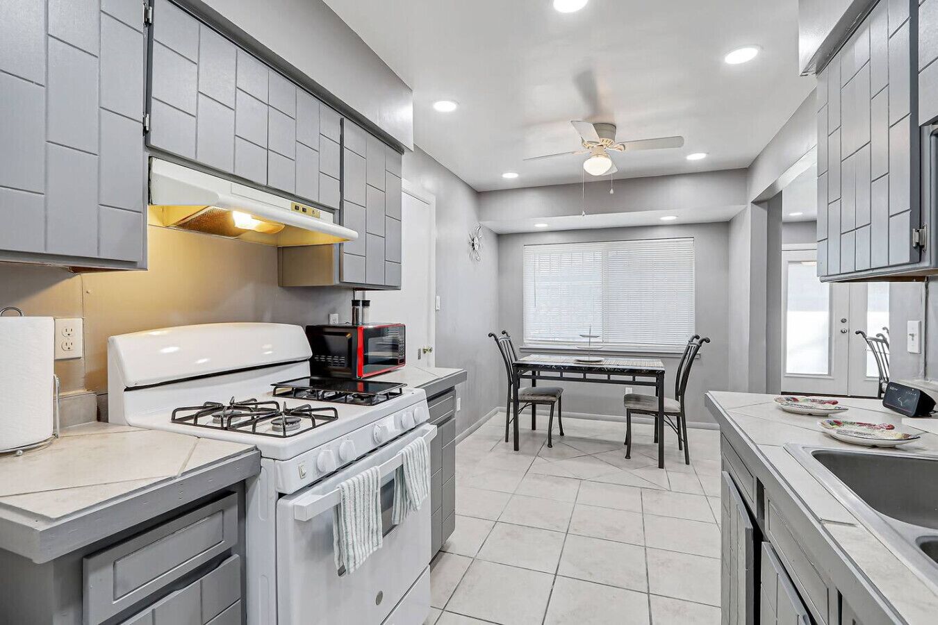 冷蔵庫、電子レンジ、コンロ、コーヒー / ティーメーカー