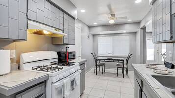 Jääkaappi, mikroaaltouuni, liesi, kahvin-/teenkeitin