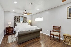 Escritorio, tabla de planchar con plancha, cuna de viaje y wifi 