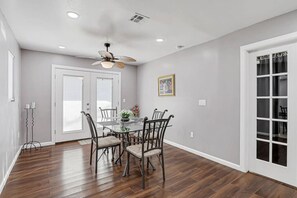 Dining - Casa Zen Retreat •Great Backyard• Near I-10 & Loop (El Paso)