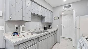 Réfrigérateur, micro-ondes, plaque de cuisson, cafetiÚre/bouilloire