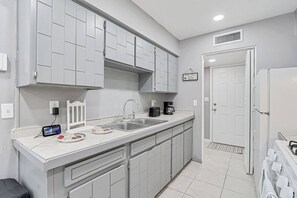 Jääkaappi, mikroaaltouuni, liesi, kahvin-/teenkeitin