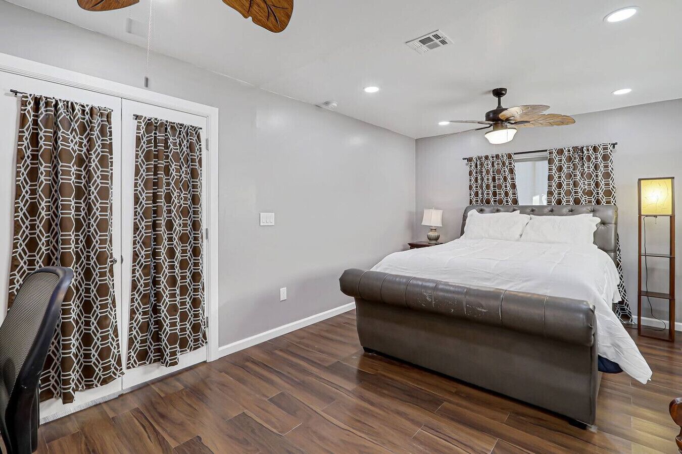 Escritorio, tabla de planchar con plancha, cuna de viaje y wifi 