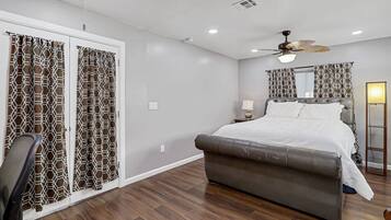 Escritorio, tabla de planchar con plancha, cuna de viaje y wifi