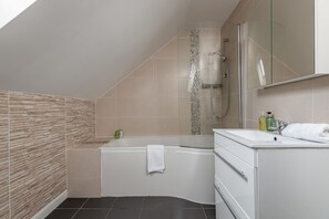 Shower, hair dryer, towels, soap - Burnside, The Toft | Elie (Elie)