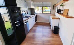 冷蔵庫、電子レンジ、オーブン、コンロ