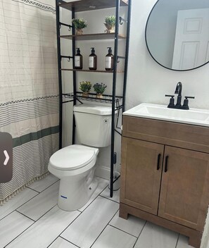 Hair dryer, towels, soap, toilet paper - Affordable 2BR2BA Close to
DTWN Free Parking (Atlanta)