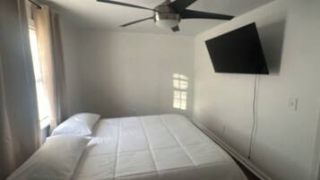 Tabla de planchar con plancha, wifi y ropa de cama