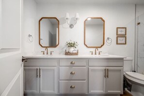 Douche, séchoir à cheveux, serviettes fournies, shampooing